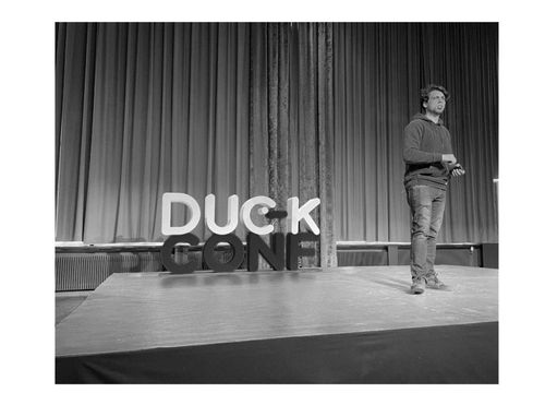 Romain Taillade sur scène à la Duck Conf